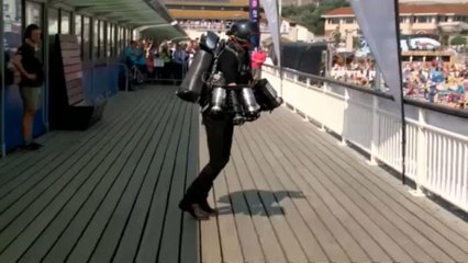 İngiltere'de Jetpack (sırt roketi) rekoru kırdılar