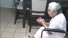 Assim que a vovó canta seu cachorro dança de imediato e o resultado não podia ser mais incrível