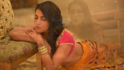 Shruti Haasan Hot Cleavage Show and Fatty Waist