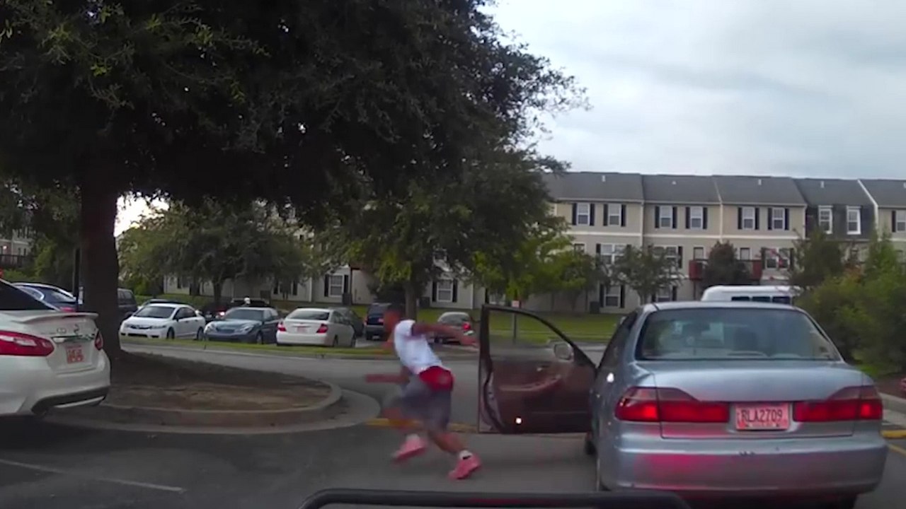 Un mec prend la fuite en voyant une sirène... de pompier