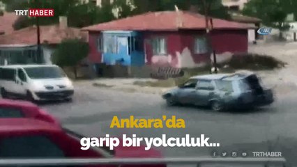 Otomobilin bagaj kapağı üzerinde yolculuk yaptı