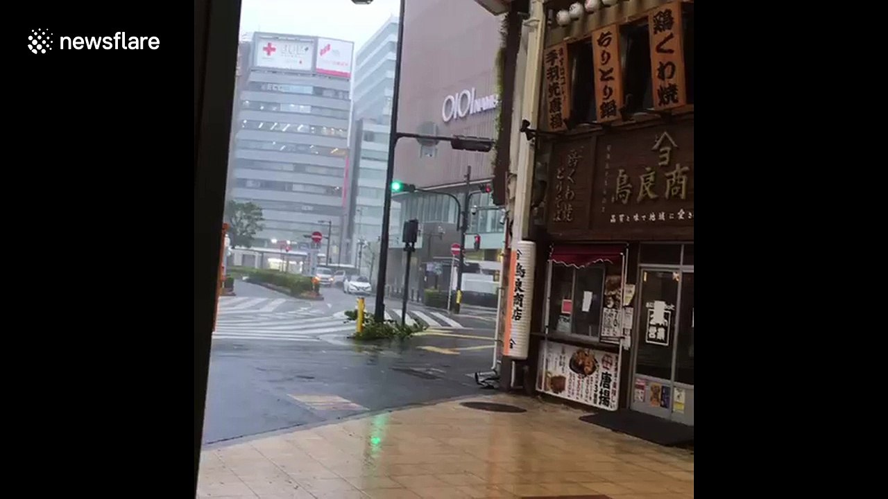 Senior citizen in Osaka gets blown backwards by Typhoon Jebi winds