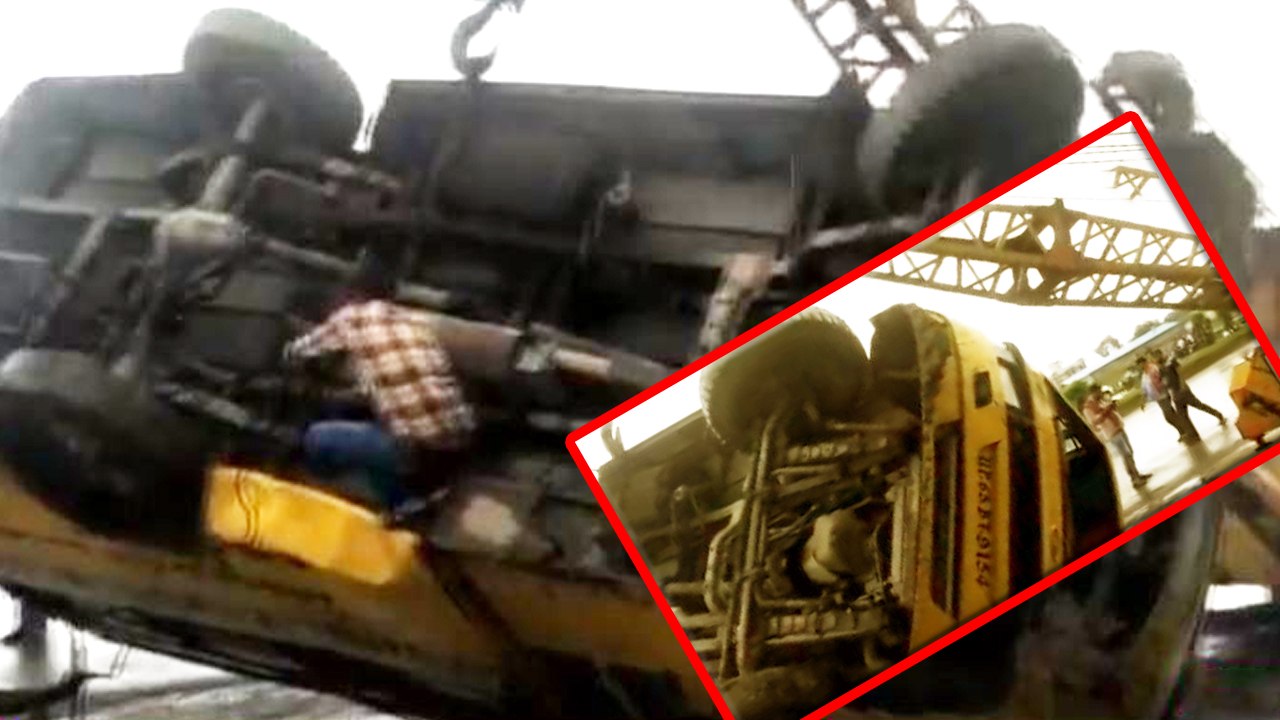 Varanasi : School Bus unturns after hitting Div...