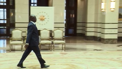 Video herunterladen: Gabon'un Ankara Büyükelçisi  Avouma, Cumhurbaşkanı Erdoğan'a güven mektubu sundu - ANKARA