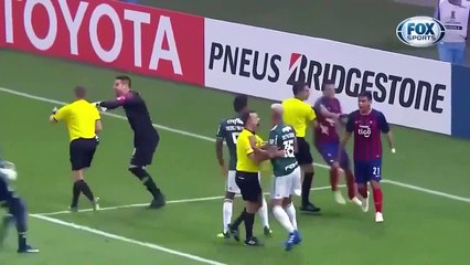 Un joueur Brésilien enchaine les simulations ridicules et se fait sortir  carton rouge
