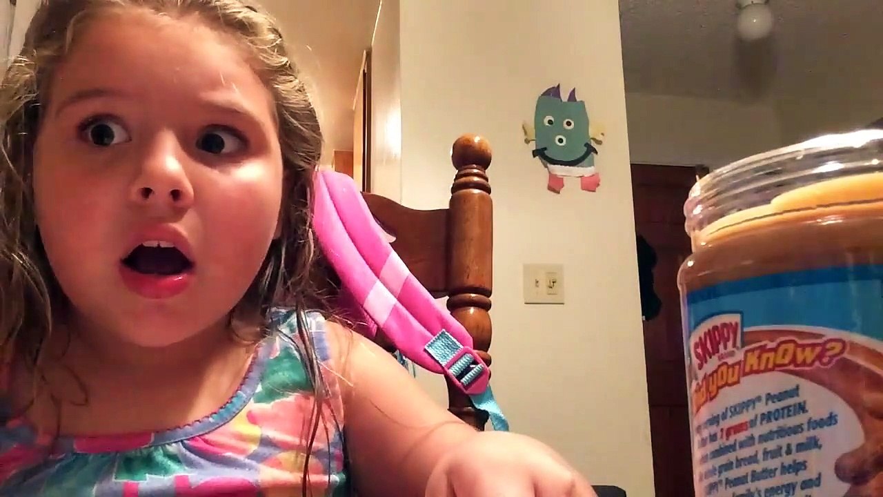 Un tremblement de terre interrompt cette fille en plein tuto sur internet