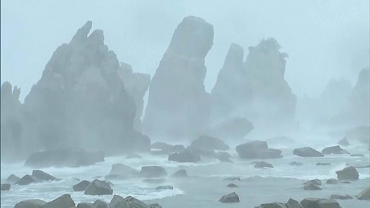 216 km/h: Taifun 'Jebi' fegt über Japan