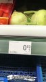 Litvanya’da ki bu markette satılan yerli ve ithal ürünlerin etiketleri birbirinden farklı.  Yerli ürünler için kalp şeklinde  Litvanya bayrağı var.  Bizde neden uygulanmasın?