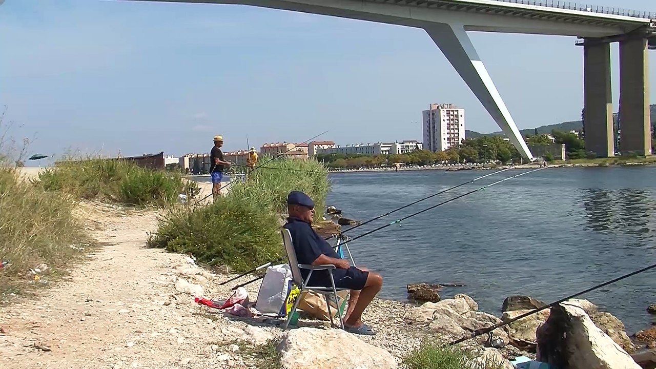 Les pêcheurs s'installent sur l'eau ou au bord du canal