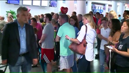 Video herunterladen: Flooding at Chicago's O'Hare Airport Causes Delays