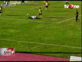 Tersandung Kaki Sendiri, Pemain Ini Dihadiahi Penalti
