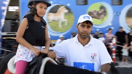 Minikler ilk kez ata bindi