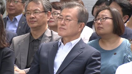 문재인 대통령 마을도서관 방문..."생활형 SOC 적극 지원" / YTN