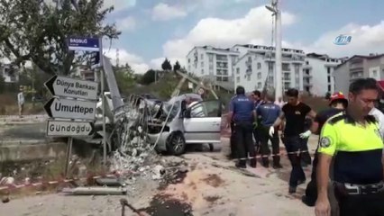 Hafif ticari araç önce yayaya sonra elektrik direğine çarptı: 2 ölü