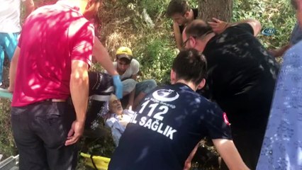 Otomobilin çarptığı yaşlı adam mezarcının bahçesine düştü