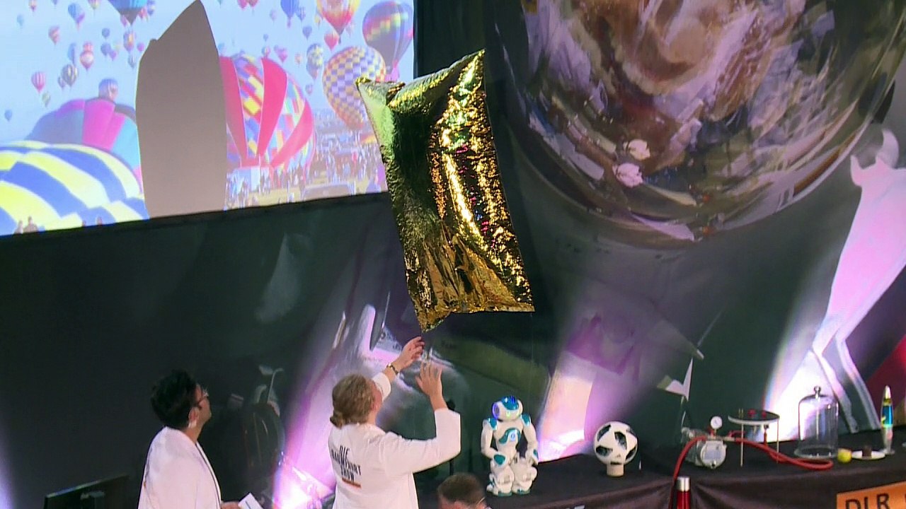 Völlig losgelöst: Astro-Alex begeistert kleine Fans in Berlin