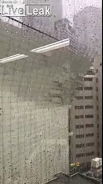 Cet immeuble en construction s'effondre à cause du Typhon au Japon !