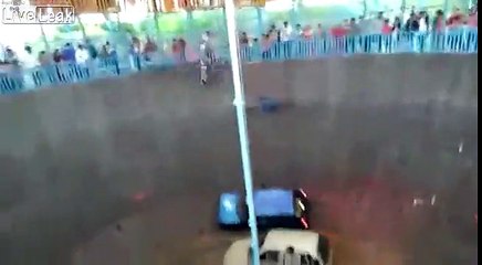 Moto - il chute du haut du "mur de la mort" en inde !