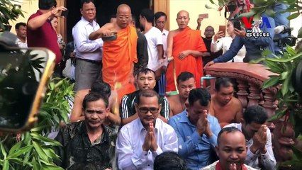លោក​ ​មាជ សុវណ្ណារ៉ា​ ​អតីត​មន្រ្តី​ព័ត៌មាន​គណ​បក្ស​សង្គ្រោះជាតិ​ជា​មួយ​សកម្មជន​បក្ស​ប្រឆាំង​ ​១៣​នាក់​ផ្សេង​ទៀត​ ​នៅ​​សប្តាហ៍​នេះ​ក្រោយ​ពី​ទទួល​ការ​លើក​លែង​ទោស