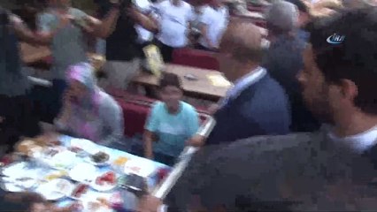 Dışişleri Bakanı Çavuşoğlu, Yunan mevkidaşı ile İzmir sokaklarında