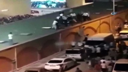 Yıldız Tilbe konserinde ortalık savaş alanına döndü: Birbirlerini metrelerce yüksekten aşağı attılar