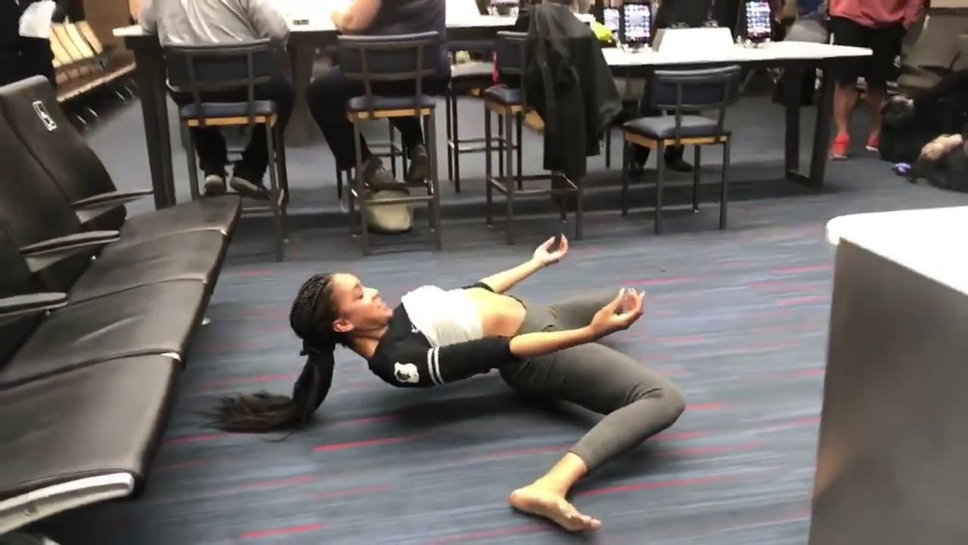 ⁣Limbo sous un siège d'aéroport