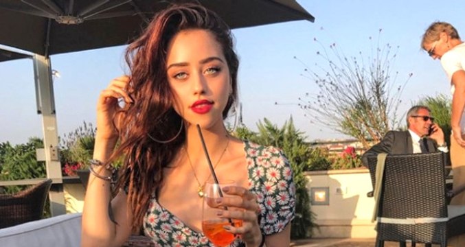 Hamdi Alkan'ın Kızı Zeynep Alkan İnce Beliyle Takipçilerini Büyüledi