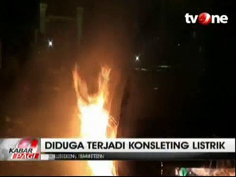 Sebuah Mobil Sedan Lawas Buatan Perancis Ludes Terbakar