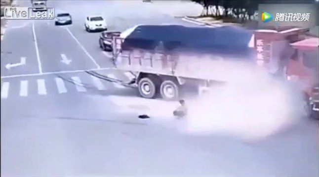 Un motard très chanceux échappe 2 fois au pire!