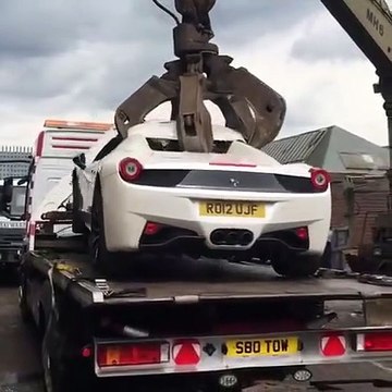 Des policier détruisent une Ferrari 458 volée alors que ce n'est pas une voiture volée...