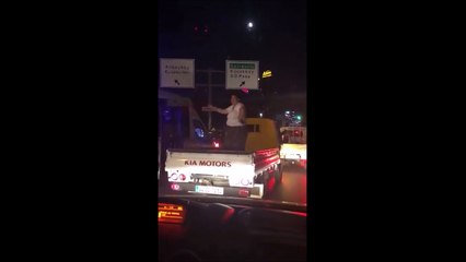 Ne jamais danser à l'arrière d'un pick-up... Enorme gamelle