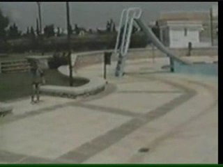 Un enfant a la piscine . Aïe !