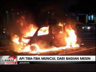 Api Membakar Habis Sebuah Minibus di Cawang