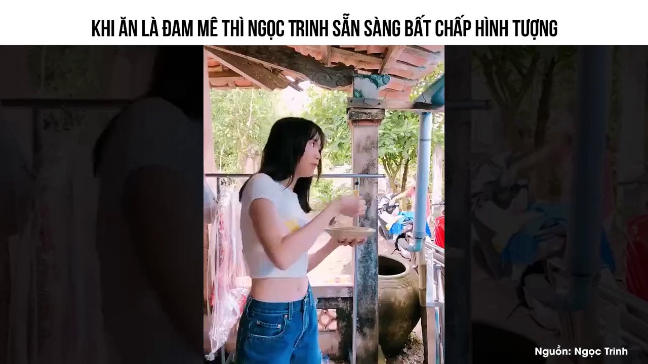 Mặc váy công chúa nhưng Ngọc Trinh lại vô tư ngồi dạng chân thế này!