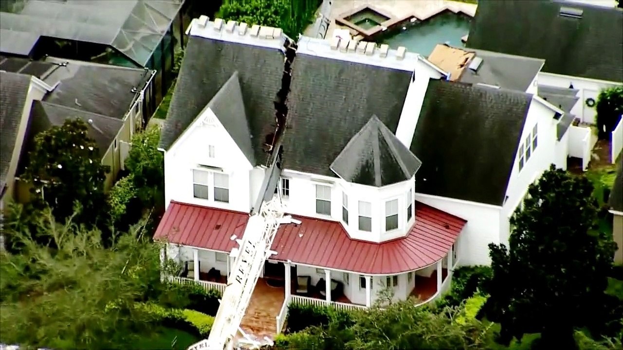 Umgestürzter Kran teilt Haus entzwei