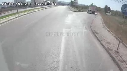 Kamyon Şoförünün Sürücüsüyle Tartıştığı Araca Çarpması Kamerada