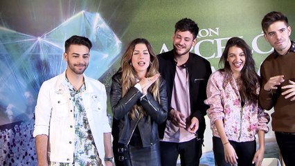 Agoney se sincera sobre sus compañeros y desvela de qué hablan en WhatsApp