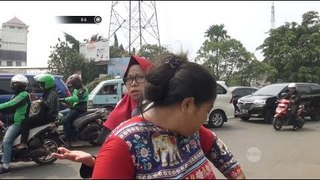 Ibu-ibu Ini Minta Ongkos ke Polisi Karena Motornya Ditahan - 86