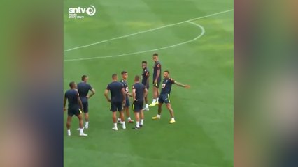 Neymar imite la célébration de Cristiano Ronaldo