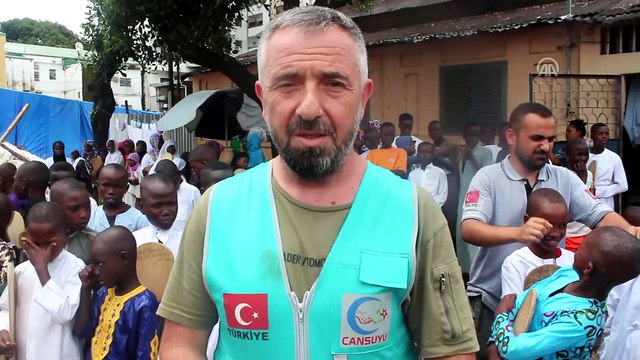 Gine'de tahta levha üzerinde Kur'an eğitimi - GİNE