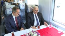 Meclis Başkanı Binali Yıldırım, Eskişehir-Ankara hızlı treninde yolcularla sohbet etti