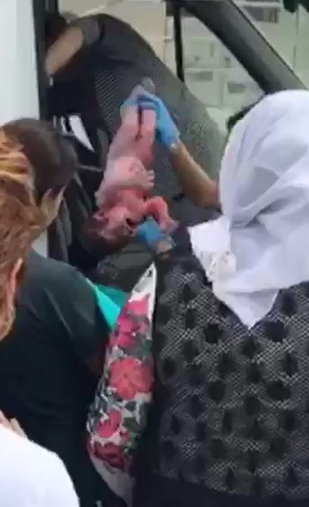 Hastane önünde bekletildi, kamyonette doğurdu