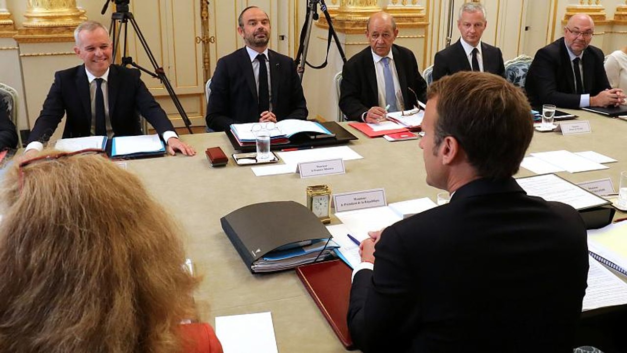 Le "nouveau" gouvernement français Philippe III serre les rangs