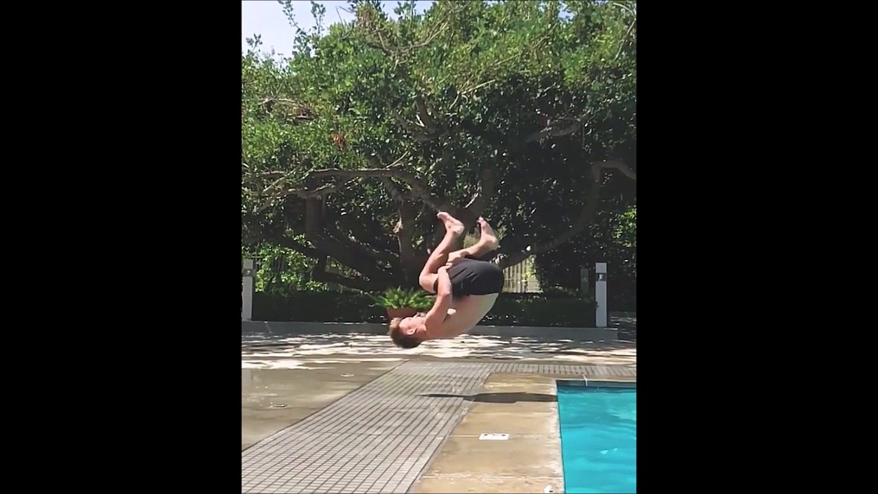 Un front flip très risqué au bord de la piscine