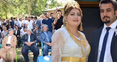 Şehit Yakınının Düğününe Akın Eden Aşiret Liderleri, Gelin ve Damadı Paraya Boğdu