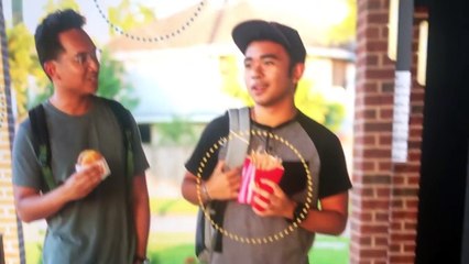 Ils accrochent un poster avec leur propre visage dans un McDo et 51 jours plus tard il y est toujours !