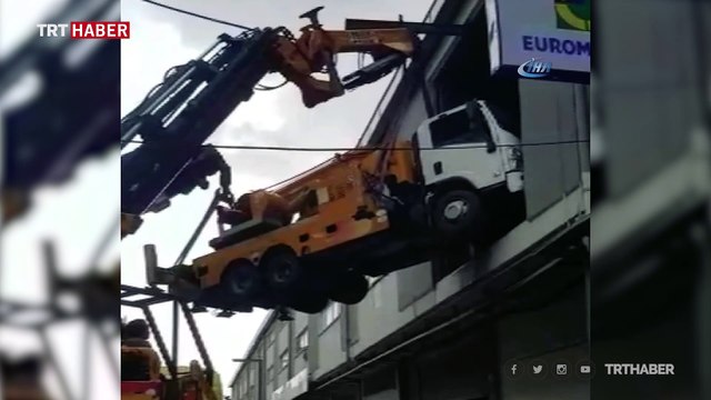 Sanayi sitesinde 8 tonluk vinç devrildi