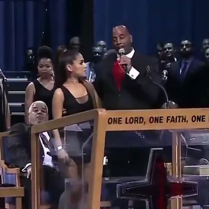 La main baladeuse dun pasteur sur Ariana Grande aux obsèques d' Aretha Franklin