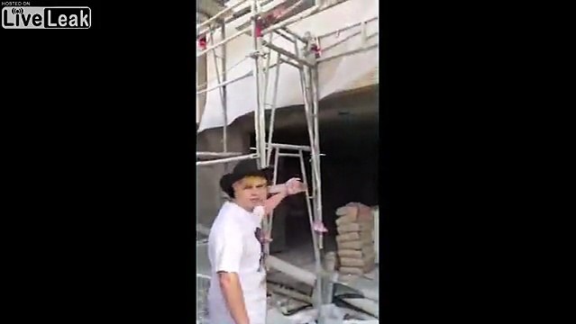 Il se prend une brique sur la tête en secouant l'échafaudage