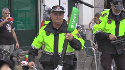 La Policía municipal de Valencia retira de las calles los patinetes eléctricos de Lime